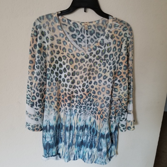 Reba Sweaters - Sharp, attention grabbing,  v-neck light sweater